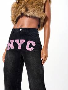 SUMWON WOMEN Jeans de pierna ancha de tiro alto con gráfico de NYC, adornos de letras rosas y tachuelas metálicas - Negro - Ver 6