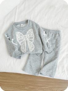 SHEIN 女婴休闲可爱蝴蝶结后背圆领长袖蕾丝花边卫衣和蕾丝花边喇叭裤，适合秋冬季日常休闲穿着 - 淺灰色 - 查看 1