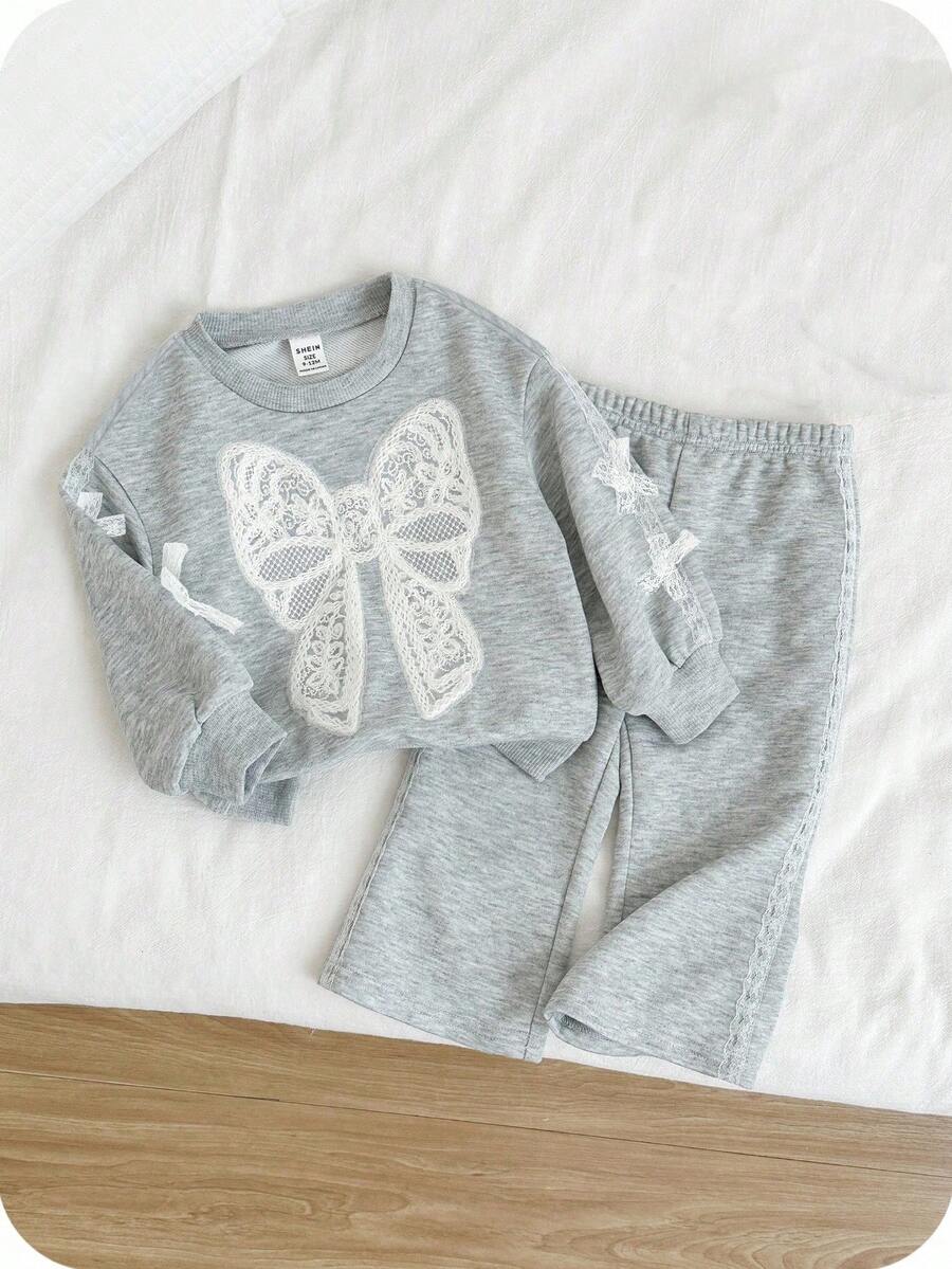 SHEIN 女婴休闲可爱蝴蝶结后背圆领长袖蕾丝花边卫衣和蕾丝花边喇叭裤，适合秋冬季日常休闲穿着 - 淺灰色 - 查看 1