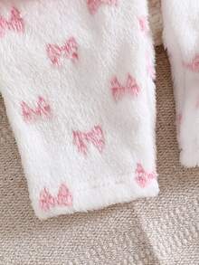 SHEIN Genkimix Kids Baby Girls' Cute Pink Bow Embroidered Fluffy White Long Sleeve Top And Pink Plaid Pants Thickened Autumn/Winter Pajama Set Cozy Pixies Baby Girl Set Bow Newborn Outfit Baby Girl Warm Sets Baby Girl Long Sleeve Set Baby Casual Sets - Pink - View 5