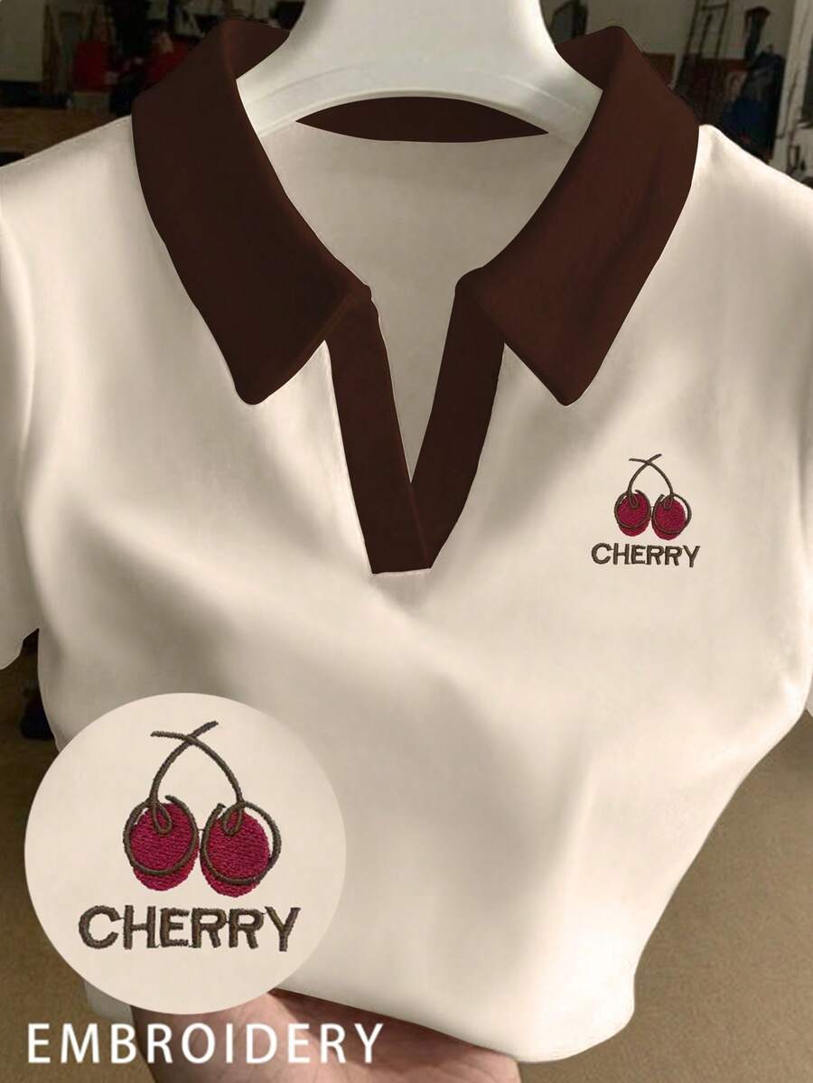 Camiseta casual de mujer con cuello polo, manga corta y estampado de letras y cerezas en contraste de color