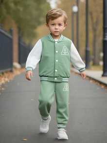SHEIN Genkimix Kids Bộ 2 món/Bộ trang phục thường ngày cho bé trai, bao gồm áo len dệt kim màu xám và xanh lá cây có tay áo màu trắng tương phản và in chữ A, kết hợp với quần nỉ in họa tiết phù hợp, cổ áo, tay áo và gấu áo có gân, kiểu dáng thoải mái và thư giãn, thích hợp mặc vào mùa xuân, mùa thu, mặc hàng ngày, thể thao, đi học, du lịch, ngày lễ - Màu xanh Ô liu - Xem 3