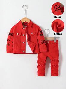 SHEIN Bộ 2 món/bộ quần áo mùa đông thoải mái cho bé trai, họa tiết graffiti phong cách đường phố, áo khoác denim đỏ và quần jeans bó rách, trang phục thường ngày và dạo phố cho bé trai, trang phục Halloween và Giáng sinh cho bé trai, trang phục năm mới, bộ đồ mùa đông cho bé trai, quần áo mùa đông, áo khoác cho trẻ mới biết đi - Đỏ - Xem 1