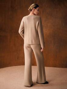 MOTF PREMIUM 两件套针织套装：V 领落肩毛衣（袖口系带设计）和阔腿针织裤 - 杏色 - 查看 4