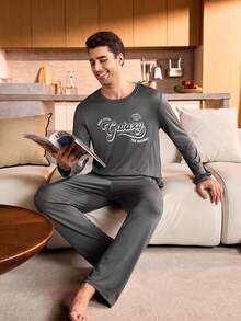 Manfinity Underwear&Sleepwear Basics Ensemble de pyjama homme confortable et décontracté avec Top à manches longues col rond imprimé lettres gris foncé et pantalon. Vêtements d'automne et d'hiver - Gris foncé - Voir 5
