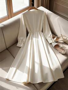 GlowEve CURVE 女式加大码V领束腰金属扣长袖喇叭连衣裙 - 杏色 - 查看 2