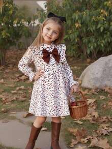 SHEIN Emery Rose Kids Đầm dài tay dáng rộng dễ thương cho bé gái, họa tiết hoa màu mơ, thắt nơ, thích hợp cho kỳ nghỉ hè; Đầm hoa mùa thu, đầm thu màu trắng ngà điểm xuyết đỏ cháy; Đầm xuân thu cho bé gái; Đầm hoa nhún bèo tay dài, chi tiết nơ to và xếp nếp cho bé gái; Đầm hoa tay dài, cổ bèo nhún, thắt nơ to cho bé gái; Đầm chữ A dễ thương, đầm nơ; Đầm in họa tiết hoa mùa thu cho bé gái. - Màu be - Xem 3