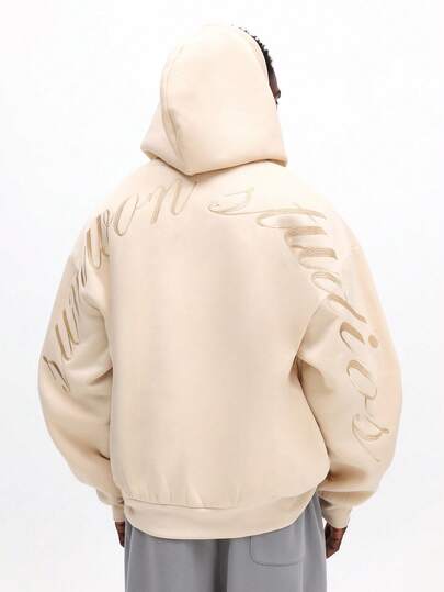  SUMWON 常规款宽松套头连帽衫，带中央口袋和抽绳帽，休闲街头风纯色