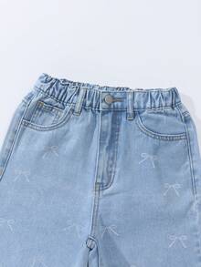 SHEIN Explorewe 少女宽松牛仔裤，浅蓝色牛仔布，休闲舒适，阔腿版型，柔软的牛仔面料如云朵般轻盈，蝴蝶结点缀甜美，弹性腰带穿着舒适，适合上学、休闲外出、约会和户外活动。蝴蝶结印花牛仔裤 - 淺色水洗藍 - 查看 3