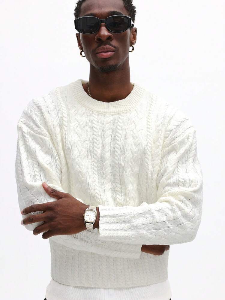 クルーネックのケーブルニットプルオーバー