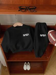 SHEIN 2件套男/女婴休闲运动灰色字母印花长袖卫衣裤套装，秋冬男婴套装，男婴运动裤套装，圣诞节 - 黑色 - 查看 4