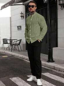 Manfinity CasualCool 男士纯色立领纽扣前开襟休闲长袖衬衫 男士库尔塔 棉质男士衬衫 亚麻男士衬衫 - 軍綠色 - 查看 3