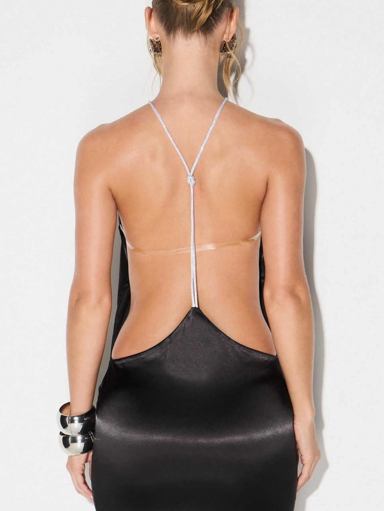 KIZN Robe longue en satin à col licou avec détails en corde