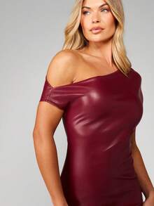 MISSGUIDED Đầm ôm sát cơ thể ngắn màu đỏ tía giả da hở vai, dự tiệc đêm, trang phục Giáng sinh - Màu Đỏ Sâu - Xem 4