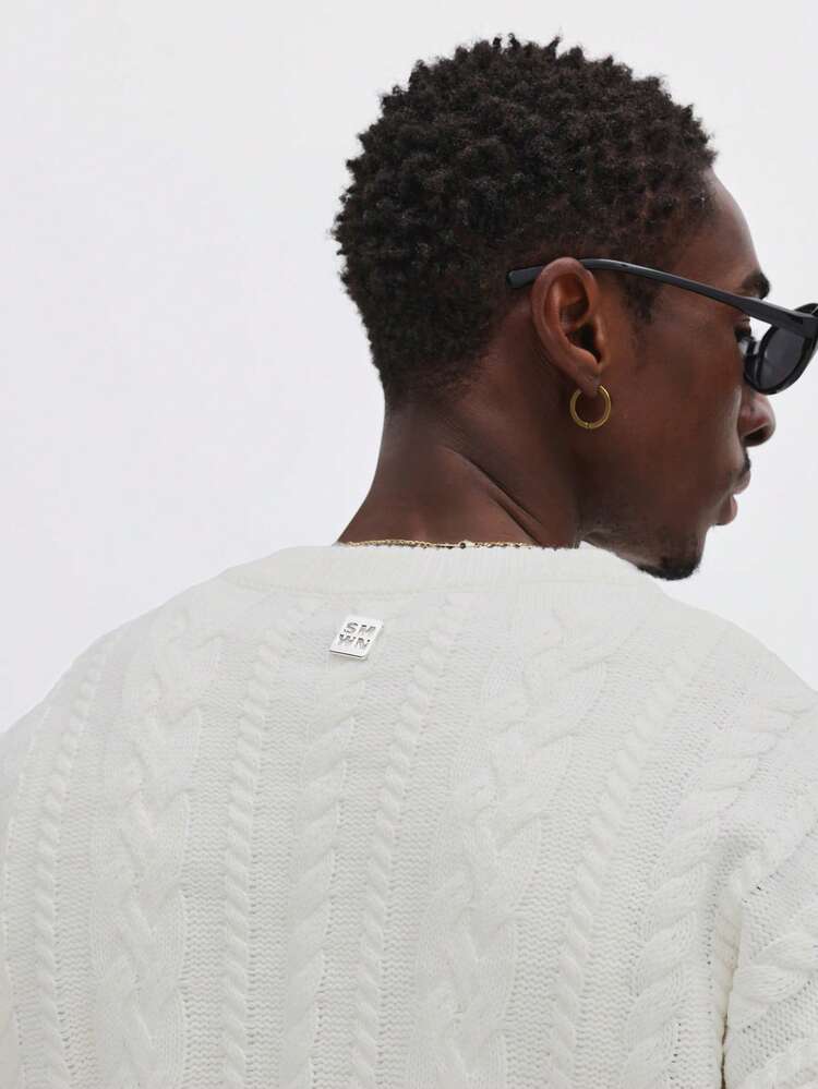 クルーネックのケーブルニットプルオーバー