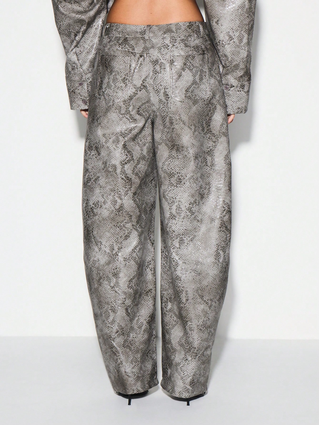 KIZN Pantalon droit en similicuir à imprimé serpent