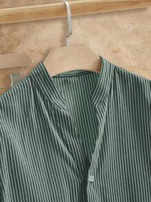 Manfinity VCAY 2 件套男士棉混纺纹理休闲短袖衬衫和宽松亚麻裤，夏季 - 軍綠色 - 查看 3