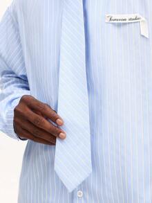 Bộ áo sơ mi công sở dài tay dáng rộng kẻ sọc dọc SUMWON kèm cà vạt cùng màu, thích hợp cho trang phục công sở chuyên nghiệp. - Xanh và trắng - Xem 5