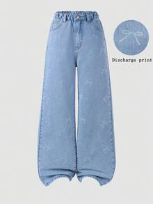 SHEIN Explorewe 少女宽松牛仔裤，浅蓝色牛仔布，休闲舒适，阔腿版型，柔软的牛仔面料如云朵般轻盈，蝴蝶结点缀甜美，弹性腰带穿着舒适，适合上学、休闲外出、约会和户外活动。蝴蝶结印花牛仔裤 - 淺色水洗藍 - 查看 5