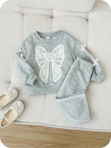 SHEIN 女婴休闲可爱蝴蝶结后背圆领长袖蕾丝花边卫衣和蕾丝花边喇叭裤，适合秋冬季日常休闲穿着 - 淺灰色 - 查看 5