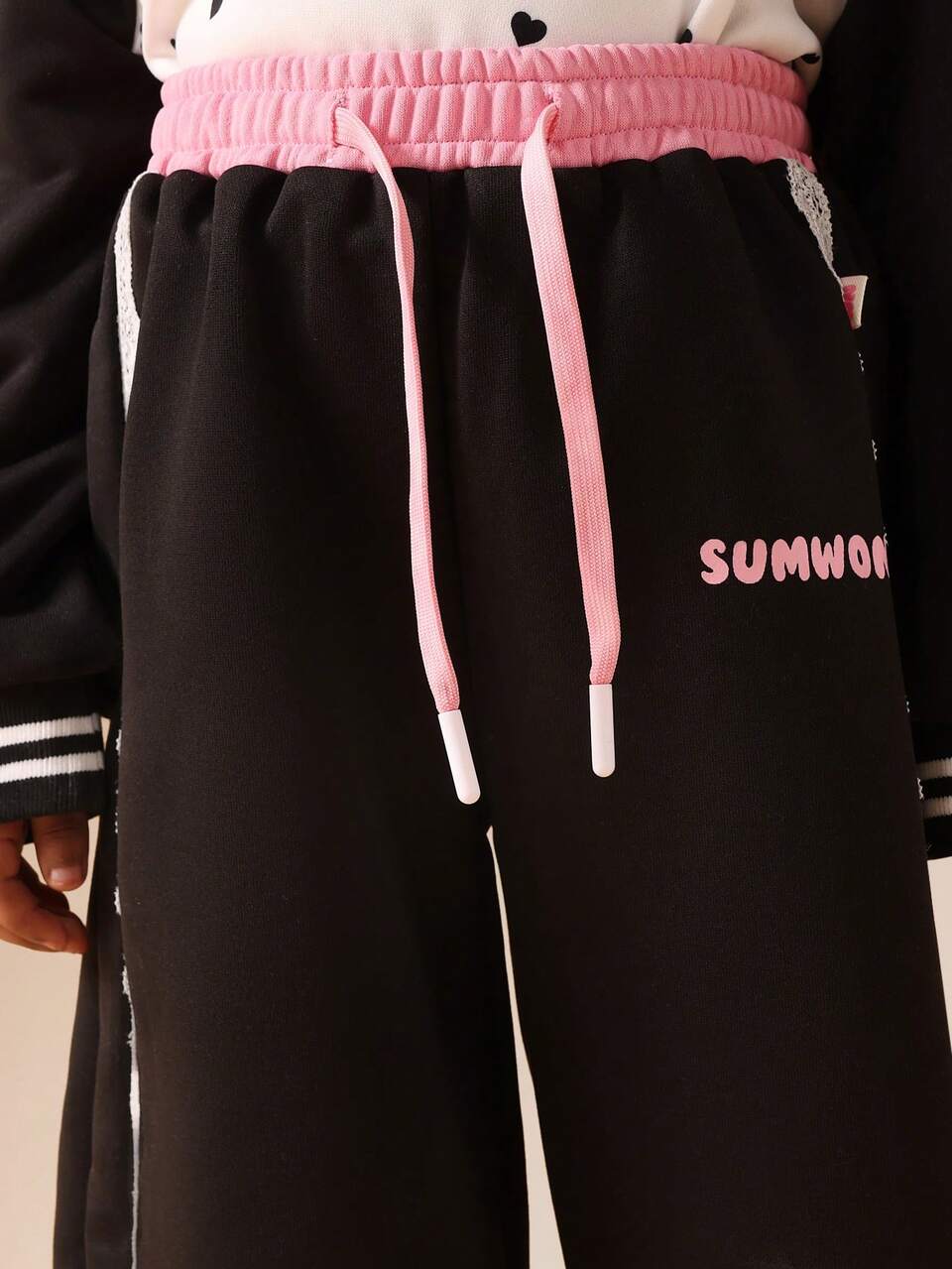 Set coordinato con felpa con cappuccio e pantaloni della tuta con stampa a cuore