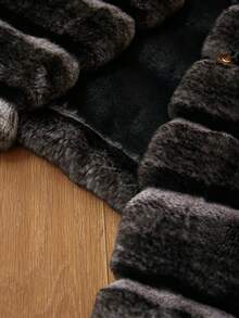 GENKIRA Abrigo de piel sintética de invierno 2025, con elegante patrón de rayas degradadas, chaqueta de piel sintética de mapache de moda sofisticada para mujeres - Gris Oscuro - Ver 7