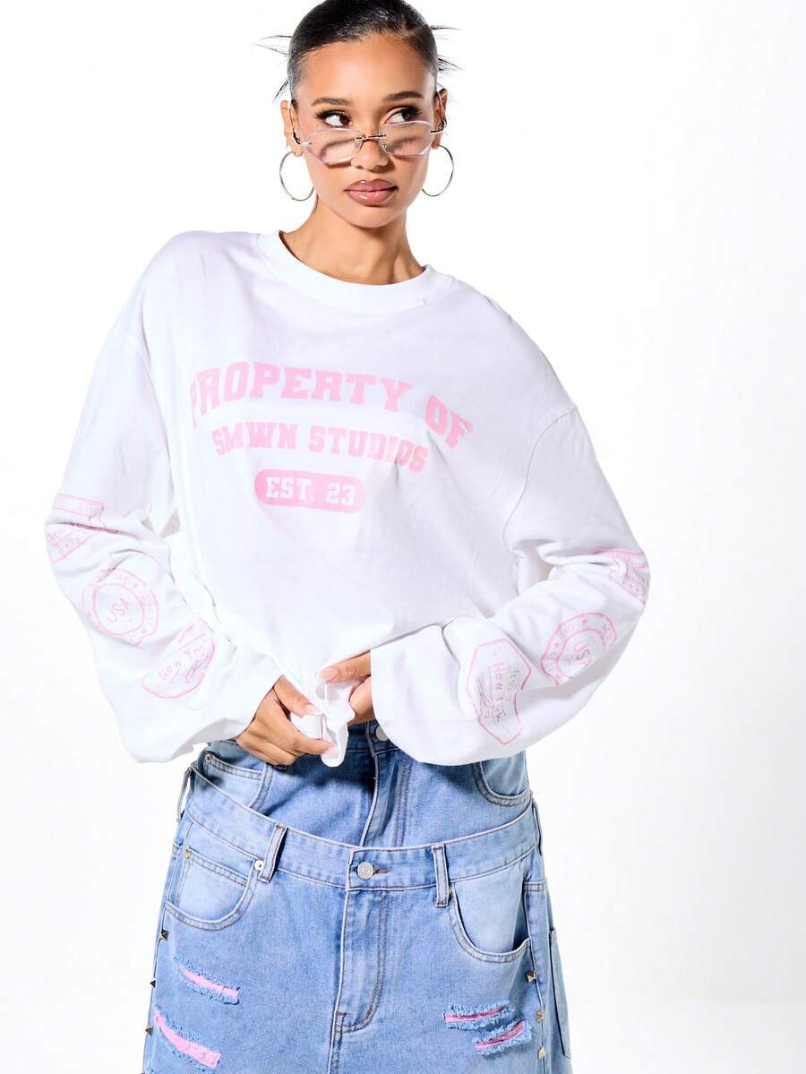 SUMWON WOMEN 超大长袖学院风图案T恤，带有品牌标语和袖子细节 - 白色 - 查看 1