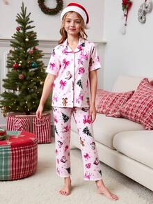 女孩的圣诞驯鹿、圣诞树、圣诞礼物、圣诞蝴蝶结、姜饼元素印花舒适短袖开领家居服套装，采用阻燃面料制成