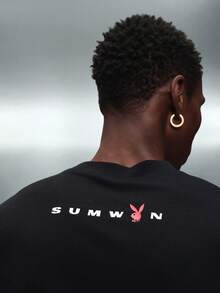 PLAYBOY X SUMWON Áo thun tay dài in hình cờ đua và logo cổ điển cho phong cách cuối tuần thường ngày - màu đen - Xem 6