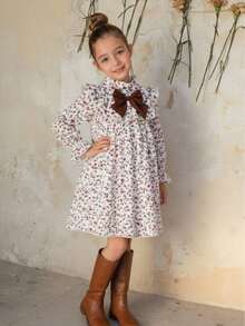 SHEIN Emery Rose Kids Đầm dài tay dáng rộng dễ thương cho bé gái, họa tiết hoa màu mơ, thắt nơ, thích hợp cho kỳ nghỉ hè; Đầm hoa mùa thu, đầm thu màu trắng ngà điểm xuyết đỏ cháy; Đầm xuân thu cho bé gái; Đầm hoa nhún bèo tay dài, chi tiết nơ to và xếp nếp cho bé gái; Đầm hoa tay dài, cổ bèo nhún, thắt nơ to cho bé gái; Đầm chữ A dễ thương, đầm nơ; Đầm in họa tiết hoa mùa thu cho bé gái. - Màu be - Xem 10