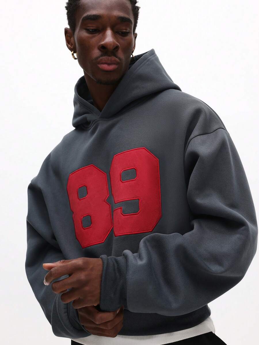 SUMWON 涂鸦印花套头连帽衫，配有抽绳兜帽和中央口袋，适合休闲街头服饰 - 灰色 - 查看 1