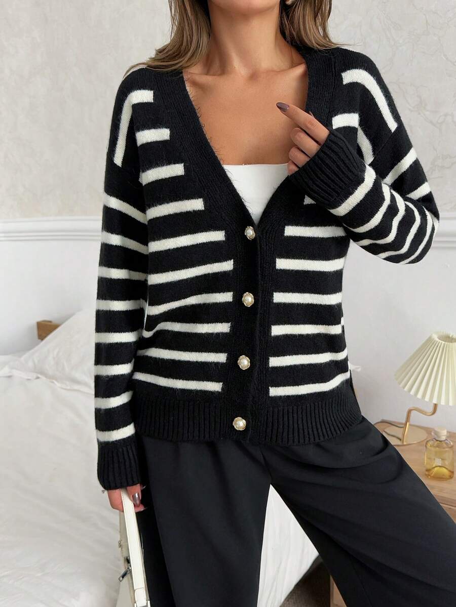 EURMUSE Damen Strickjacke mit Streifenmuster, Haargarn, Knopfleiste, Drop-Shoulder - Weiss - Übersicht 1