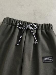 Bộ 2 món cho bé trai tuổi teen gồm áo hoodie in họa tiết và quần dài dệt kim màu xanh ô liu, chất liệu mềm mại và thoải mái, phù hợp cho mùa thu, hoạt động ngoài trời, thể thao, đi học, chụp ảnh, dã ngoại và nhiều dịp khác. Là trang phục không thể thiếu cho bé trai tuổi teen vào mùa thu, unisex. - xanh quân đội - Xem 3