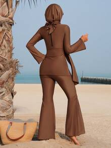 Swim Mulvari 女式纯色连体泳衣，配有可拆卸衬垫上衣、长款喇叭裤和头带配件 3 件套布基尼套装 - 紅木色 - 查看 4