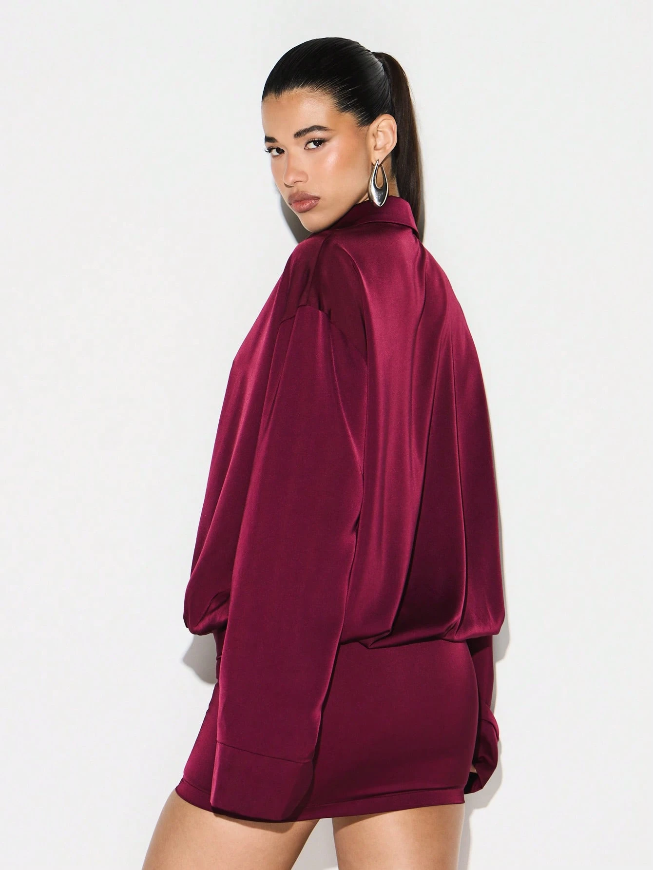 KIZN Vestido curto de cetim com mangas compridas
