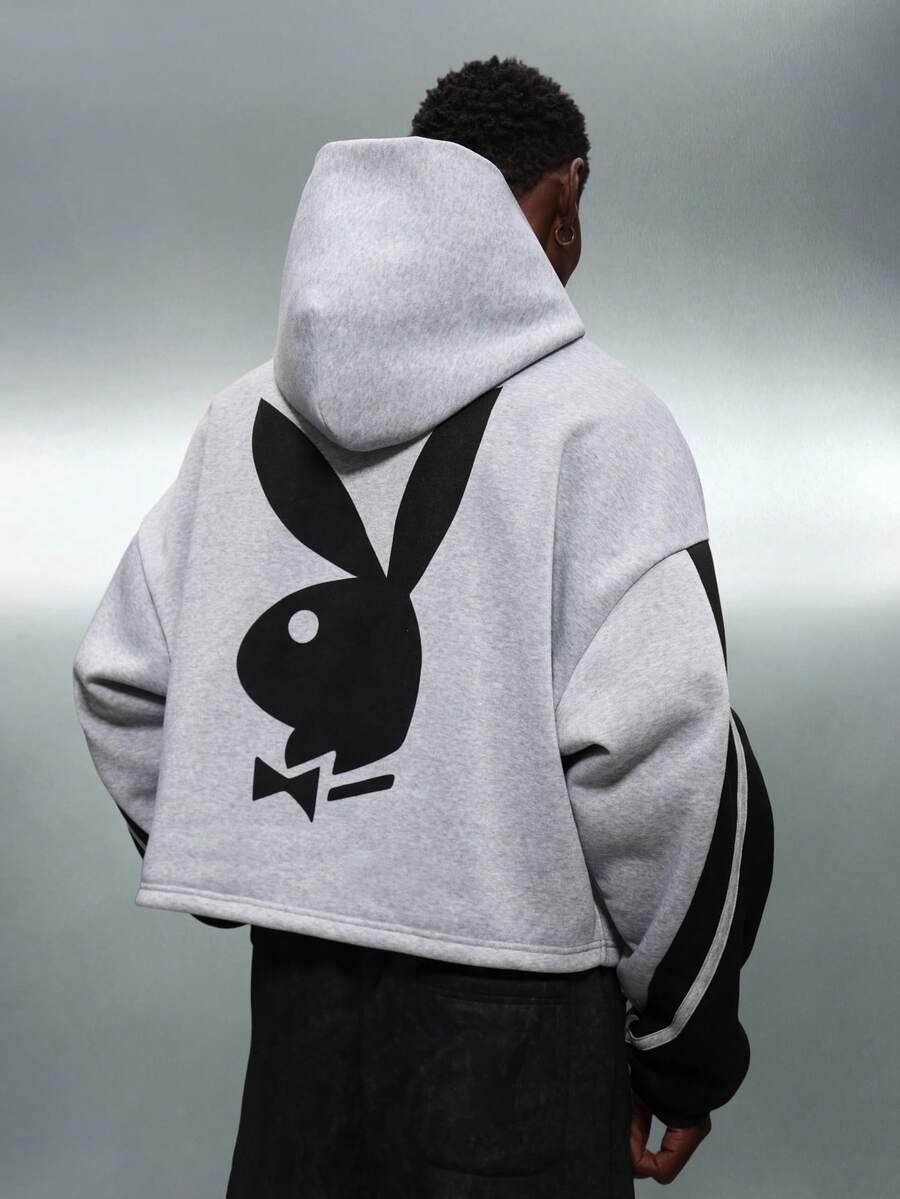 PLAYBOY X SUMWON 超大号短款连帽衫，配有抽绳兜帽和兔子徽标图案印花套头衫 - 灰色 - 查看 1