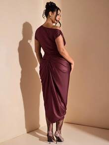 SHEIN BAE 大码女式不对称肩部 PU 优雅长开叉连衣裙 - 酒紅色 - 查看 6