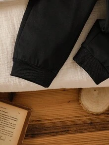 SHEIN Vintaside Kids 男婴羊毛领牛仔夹克和黑色裤子两件套，奶油蓝色羊羔绒衬里冬季夹克+裤子，秋冬百搭装 - 藍色 - 查看 4