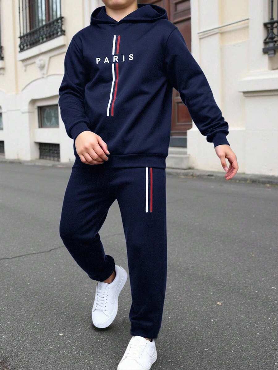 SHEIN 两件套男童休闲百搭字母巴黎图案连帽卫衣和裤子套装，适合通勤、上学、日常休闲和运动，冬季套装，冬季服装，秋季服装，所有童装 - 藏蓝色 - 查看 1