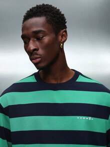 PLAYBOY X SUMWON Kurz geschnittenes, retro-horizontales gestreiftes T-Shirt mit Rundhalsausschnitt und kurzen Ärmeln