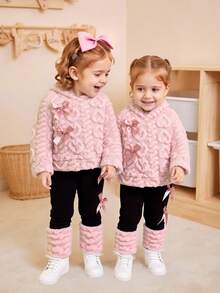 SHEIN 2 件套女婴冬季新款服装套装，毛绒心形提花长袖连帽运动衫，蝴蝶结装饰，修身裤子，毛茸茸下摆拼色，休闲时尚家居服和通勤套装 - 粉色 - 查看 4