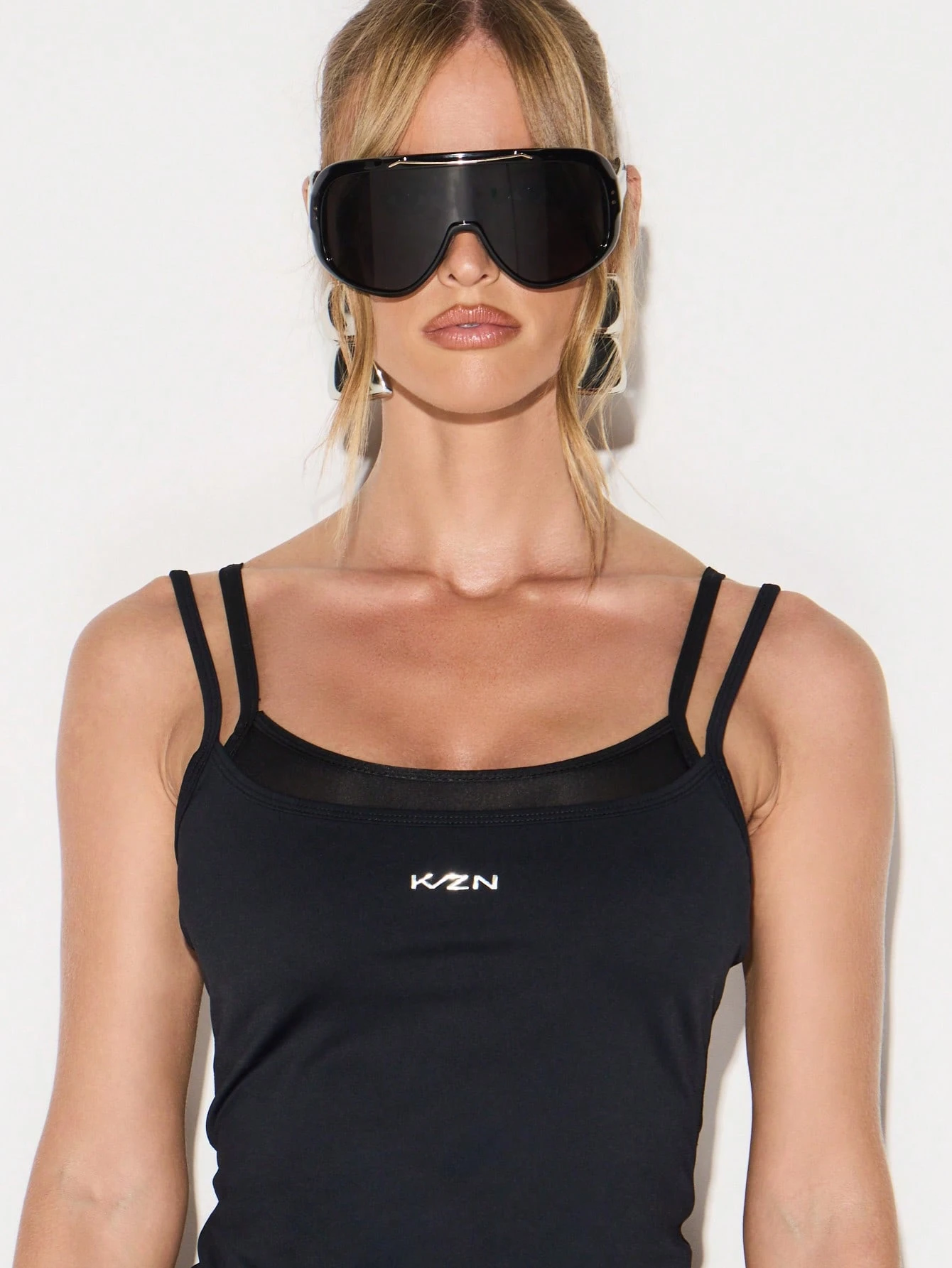 KIZN 로고가 있는 더블 레이어 스트래피 탱크 탑