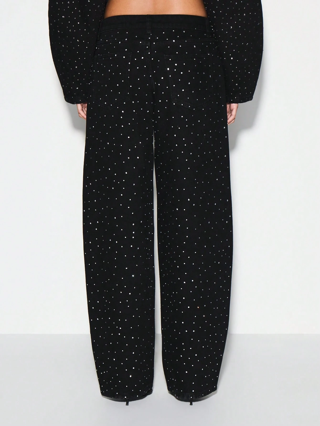 KIZN ホットフィックスディテールが施された、ゆったりとしたハイライズの装飾ジーンズ