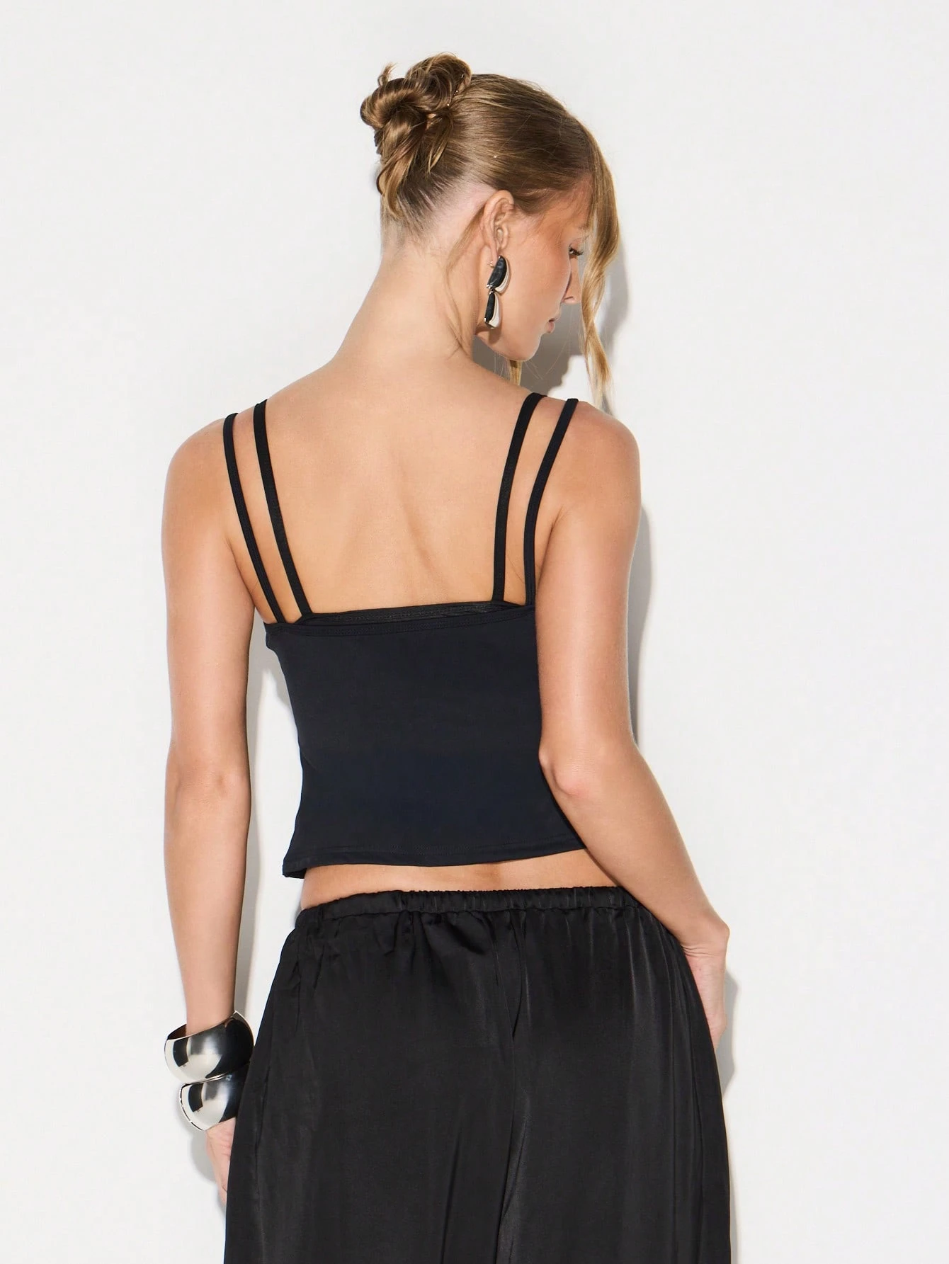 KIZN 로고가 있는 더블 레이어 스트래피 탱크 탑