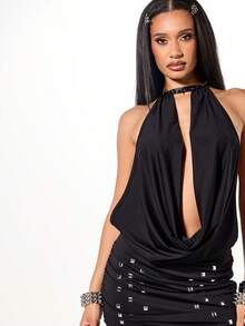 SUMWON WOMEN 挂脖式前围迷你连衣裙，配有金属铆钉和尖刺细节，适合夜生活派对 - 黑色 - 查看 7