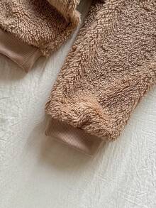 Vintaside Kids Babyboy A Two Pieces Set Of Winter Beige Double-Sided Fleece Round-Neck Long-Sleeved Top And Khaki Tapered Long Pants Comes With A Cute Three-Dimensional Bear Ear Hat. The Pocket On The Chest Has A Cute And Adorable Bear Embroidery Pattern. Made Of Plush Fabric, It Is Warm And Comfortable, Suitable For Daily Outings Such As Going To School, Taking A Vacation, Learning To Walk, Relaxing At Home, And Attending Parties