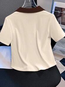 Camiseta casual de mujer con cuello polo, manga corta y estampado de letras y cerezas en contraste de color