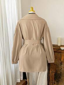 SHEIN EZwear 大码驼色纯色翻领纽扣领带休闲简约风衣 - 駝色 - 查看 7