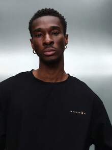 PLAYBOY X SUMWON 短款短袖图案 T 恤，搭配豹纹兔子标志，彰显街头风上衣 - 黑色 - 查看 3