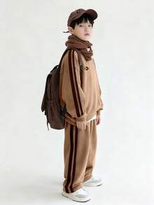 SHEIN 2 件套青少年男孩休闲条纹字母印花宽松圆领长袖运动衫和宽松纯色运动裤套装，适合运动，秋冬 - 卡其色 - 查看 2